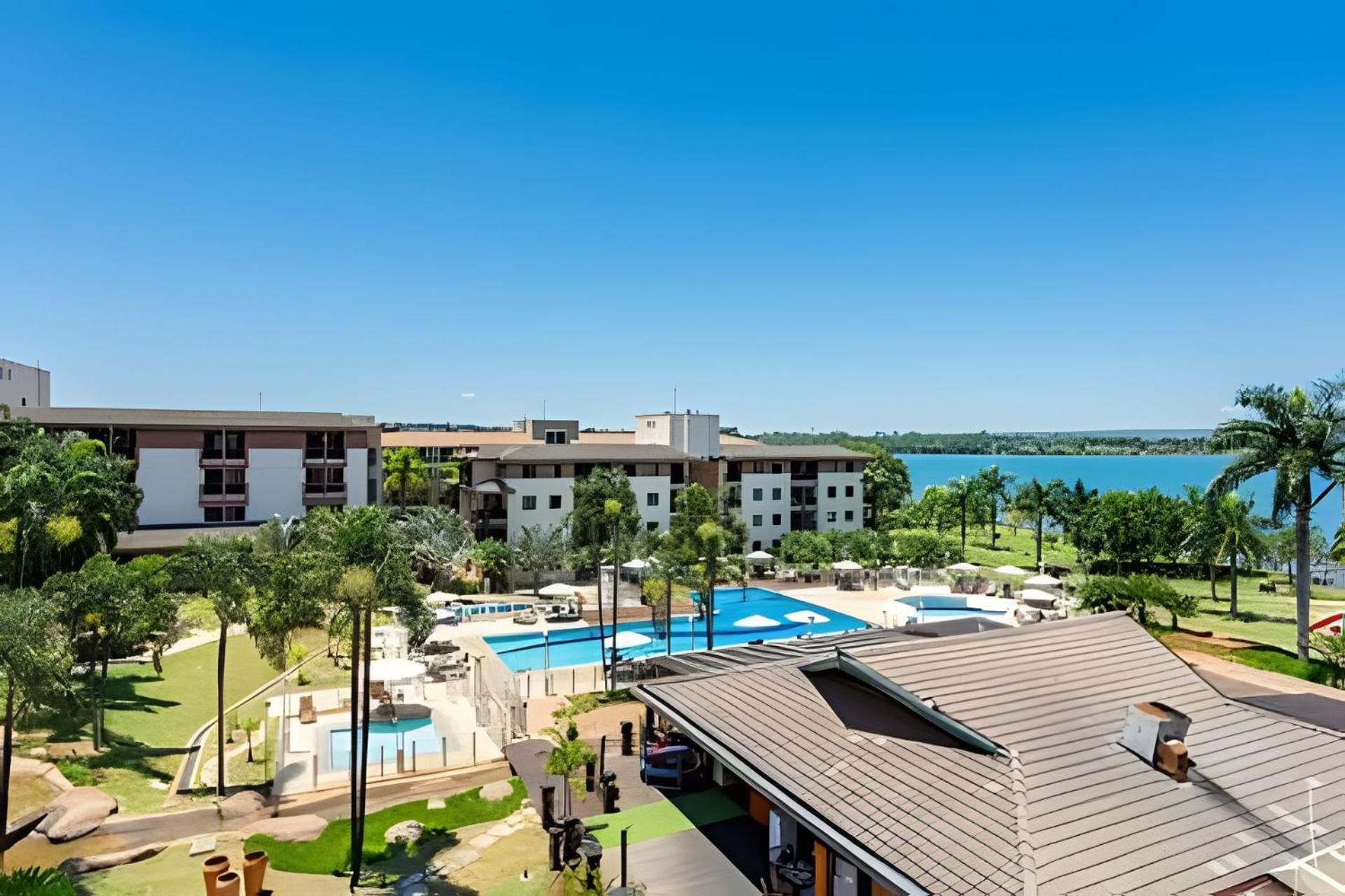 Life Resort beira lago próx a esplanada