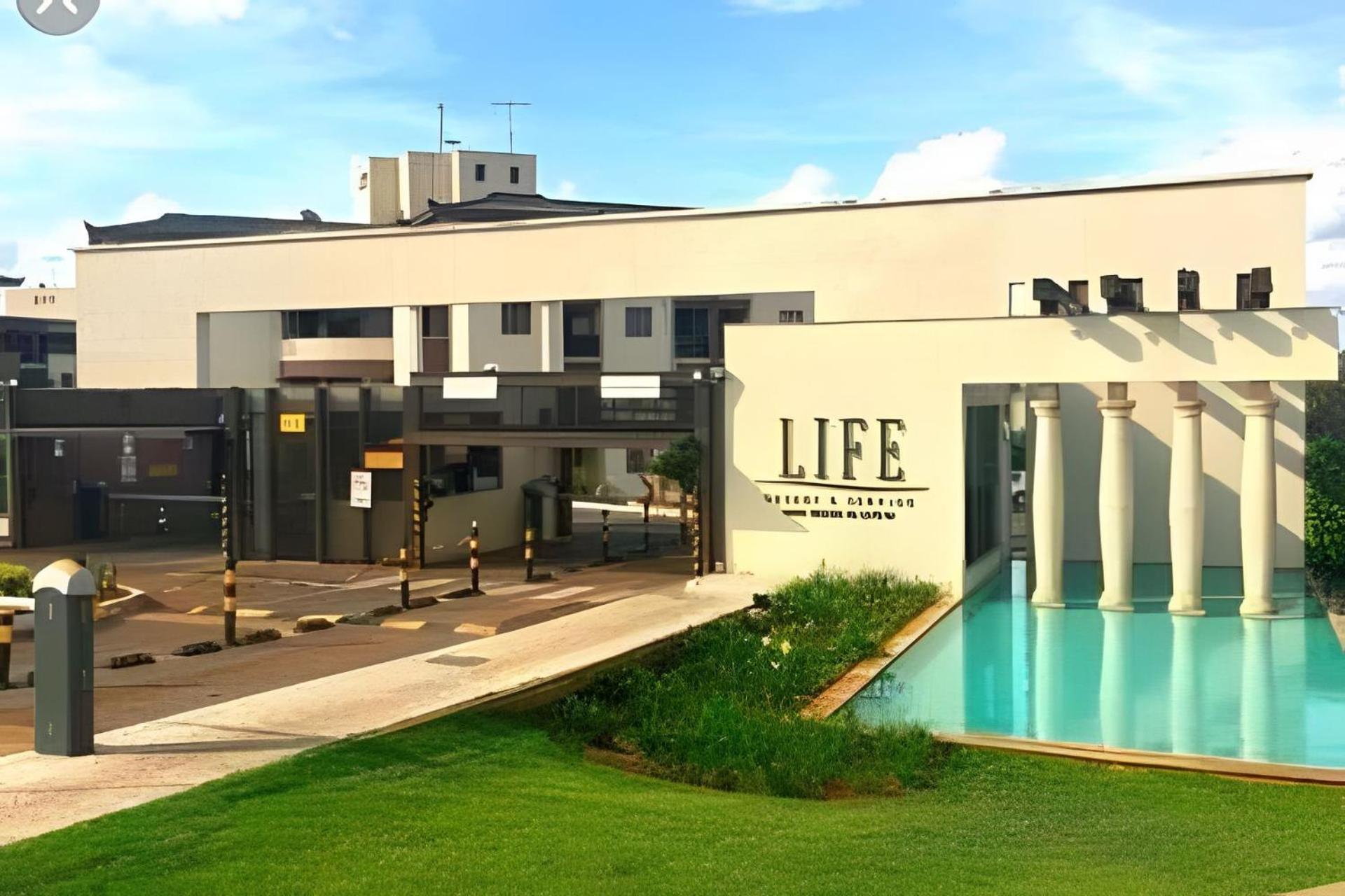 Life Resort beira lago próx a esplanada