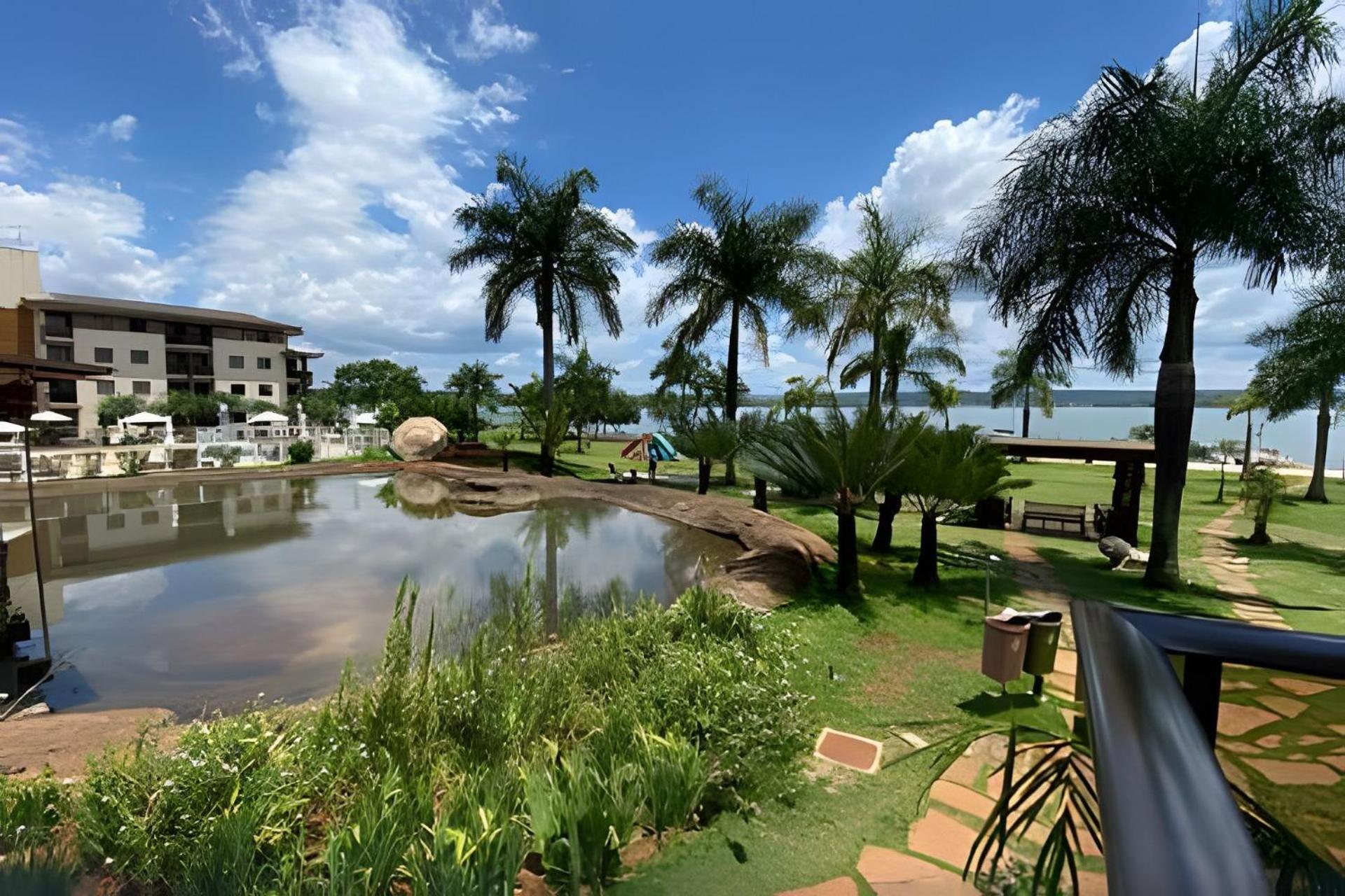 Life Resort beira lago próx a esplanada
