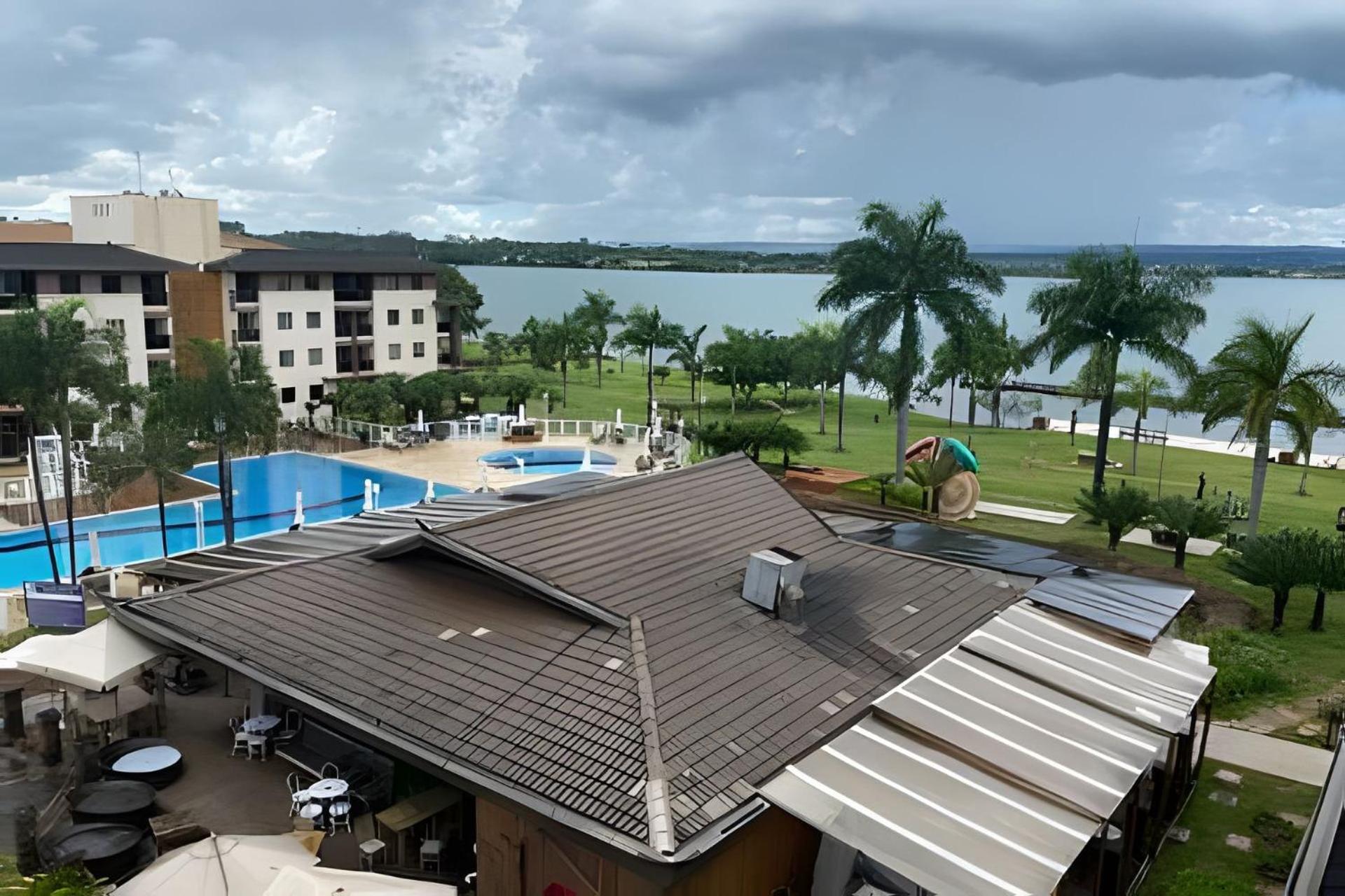 Life Resort beira lago próx a esplanada