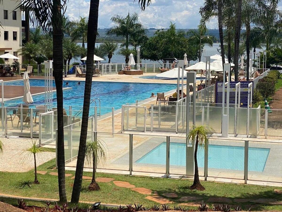 Life Resort beira lago próx a esplanada