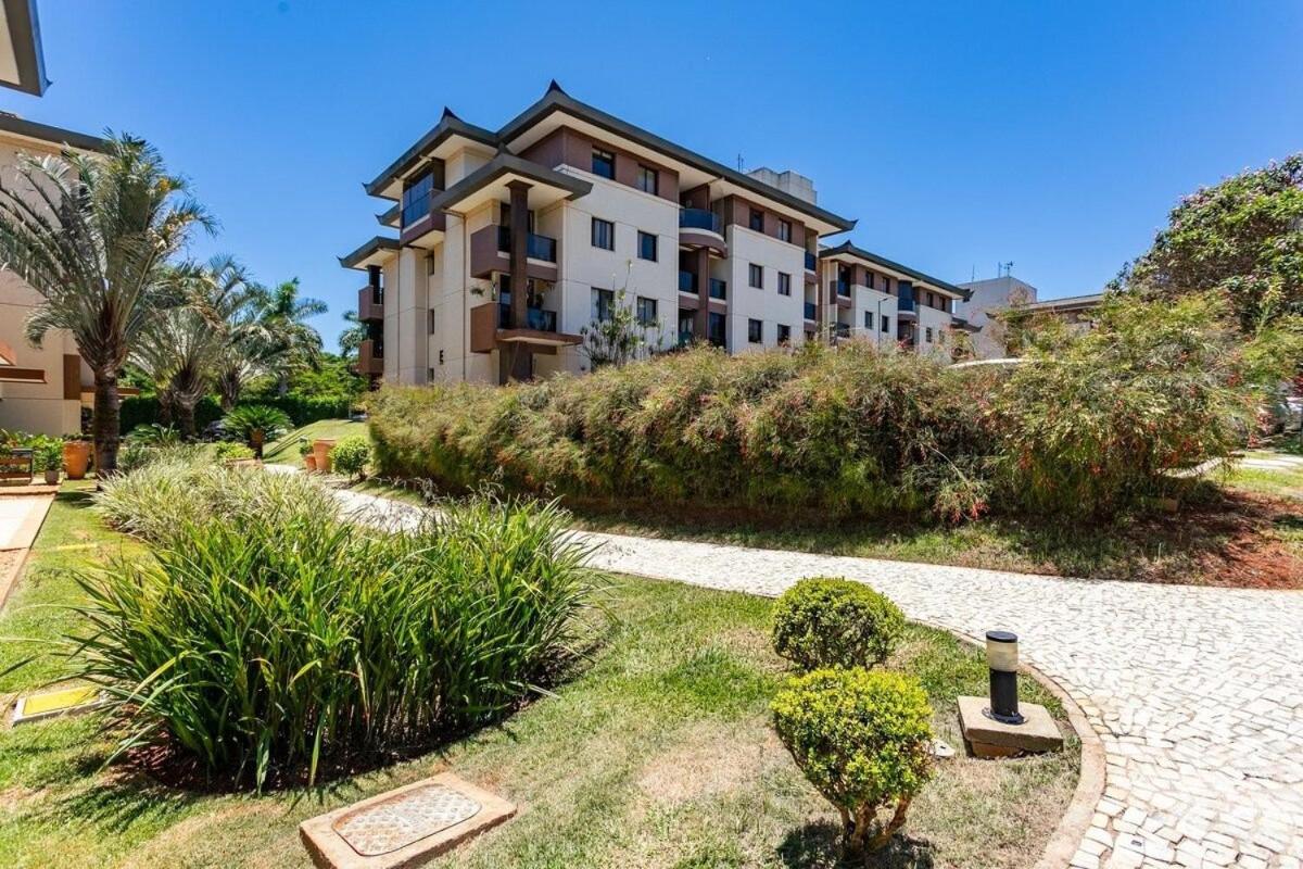 Life Resort beira lago próx a esplanada