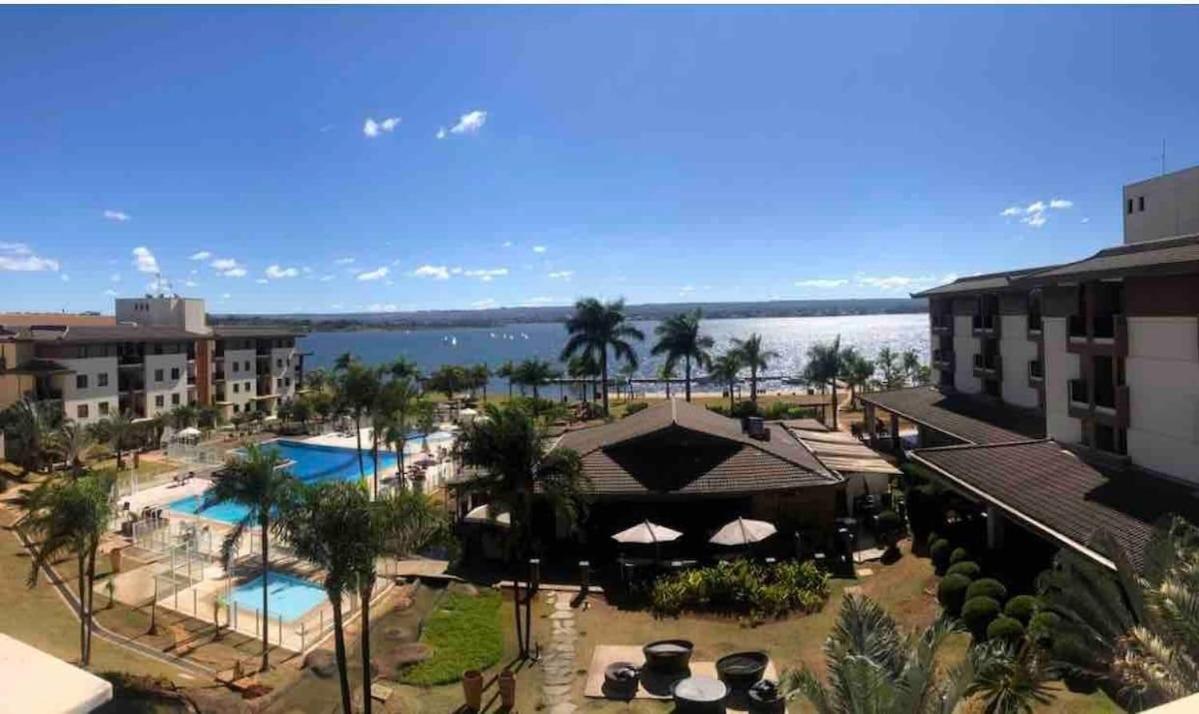 Life Resort beira lago próx a esplanada
