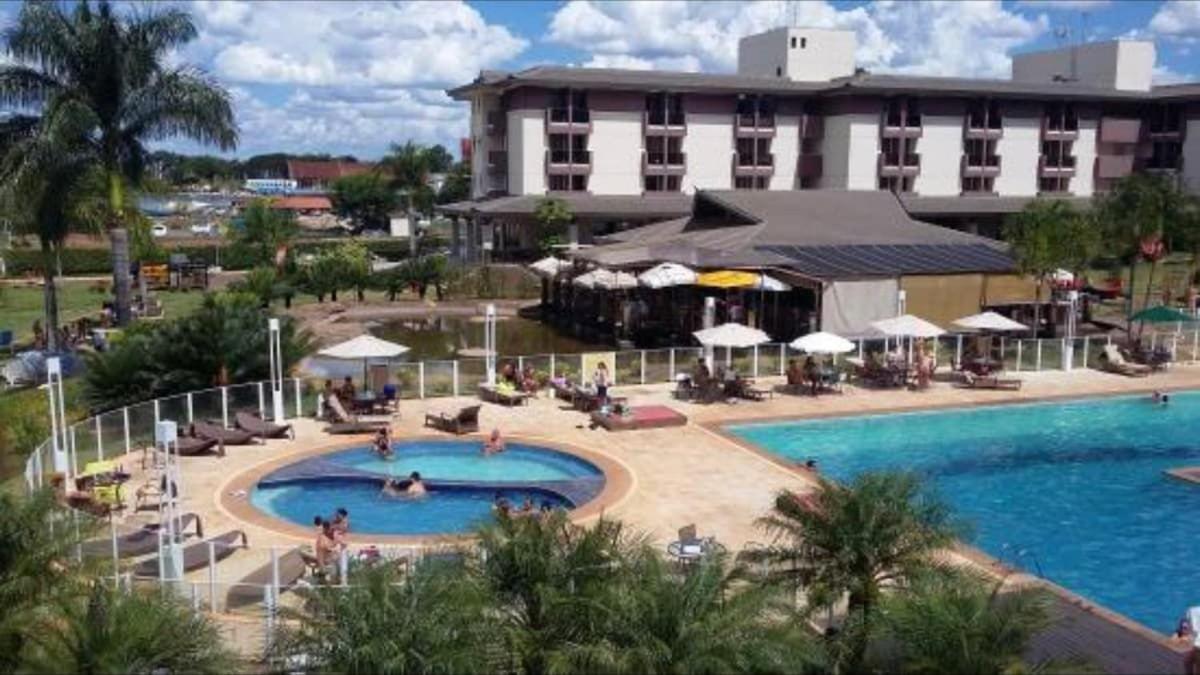 Life Resort beira lago próx a esplanada