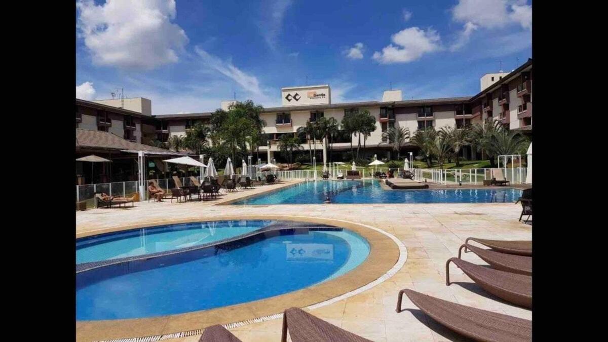 Life Resort beira lago próx a esplanada