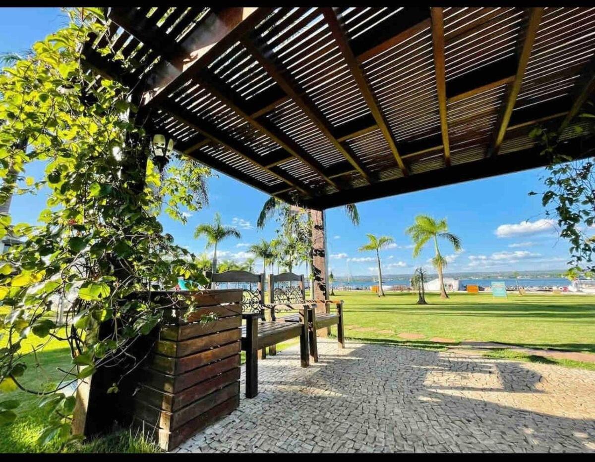 Life Resort beira lago próx a esplanada
