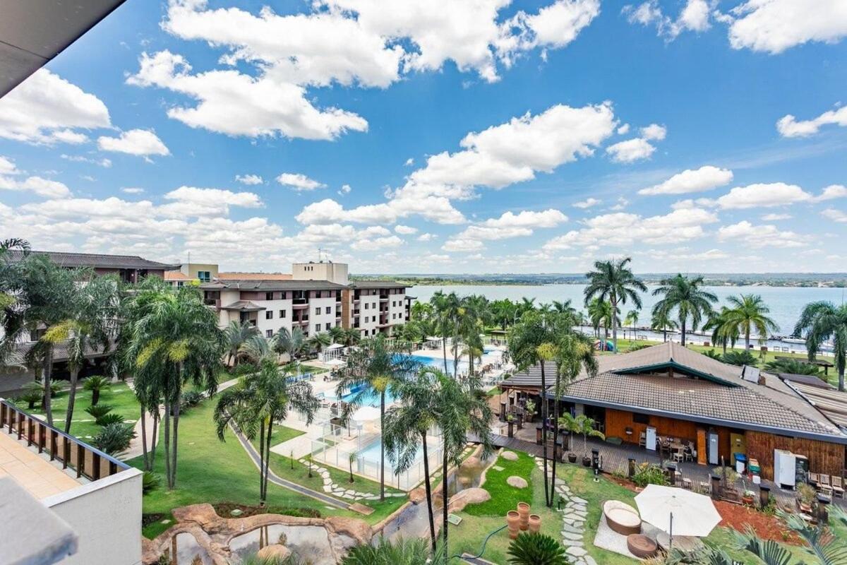 Life Resort beira lago próx a esplanada