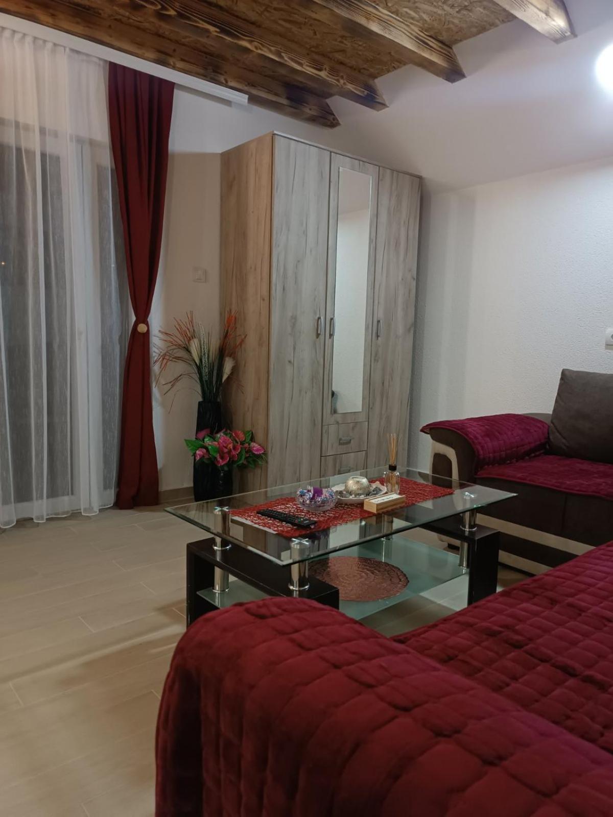 Apartmani Lena