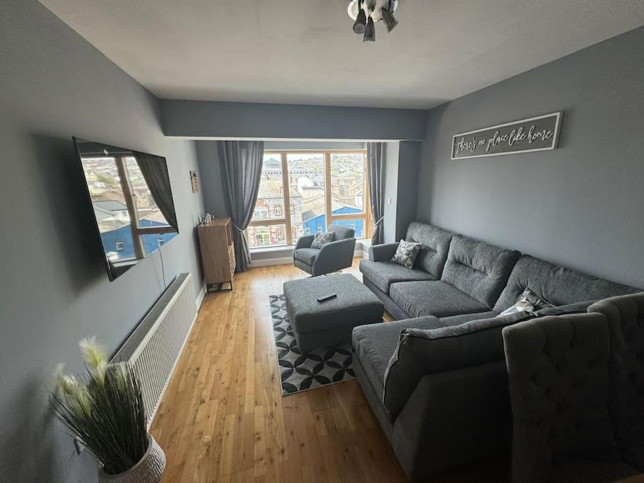 Luxury 2 bed fully equipped city centre apartment view 3