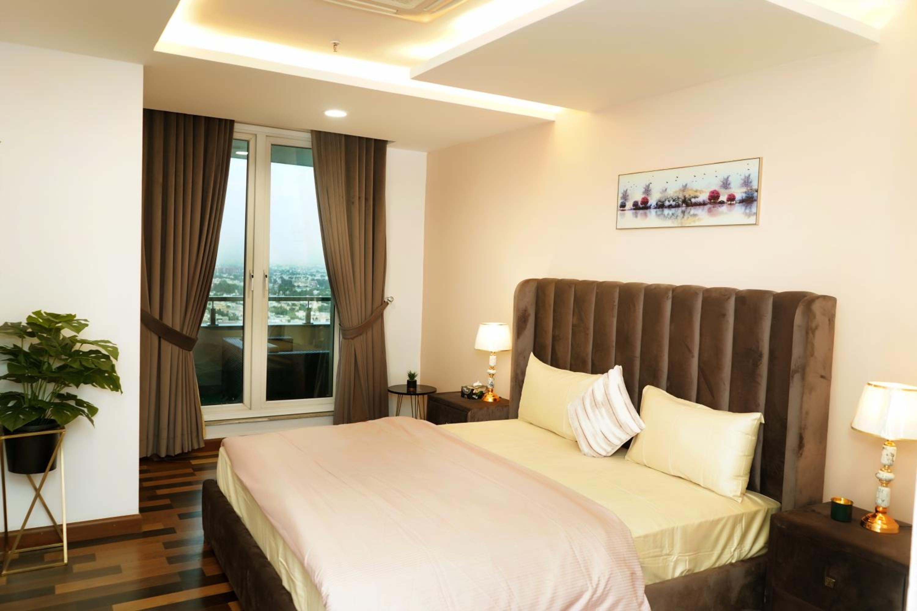 Penthouse with balcony in GoldCrest DHA view 3