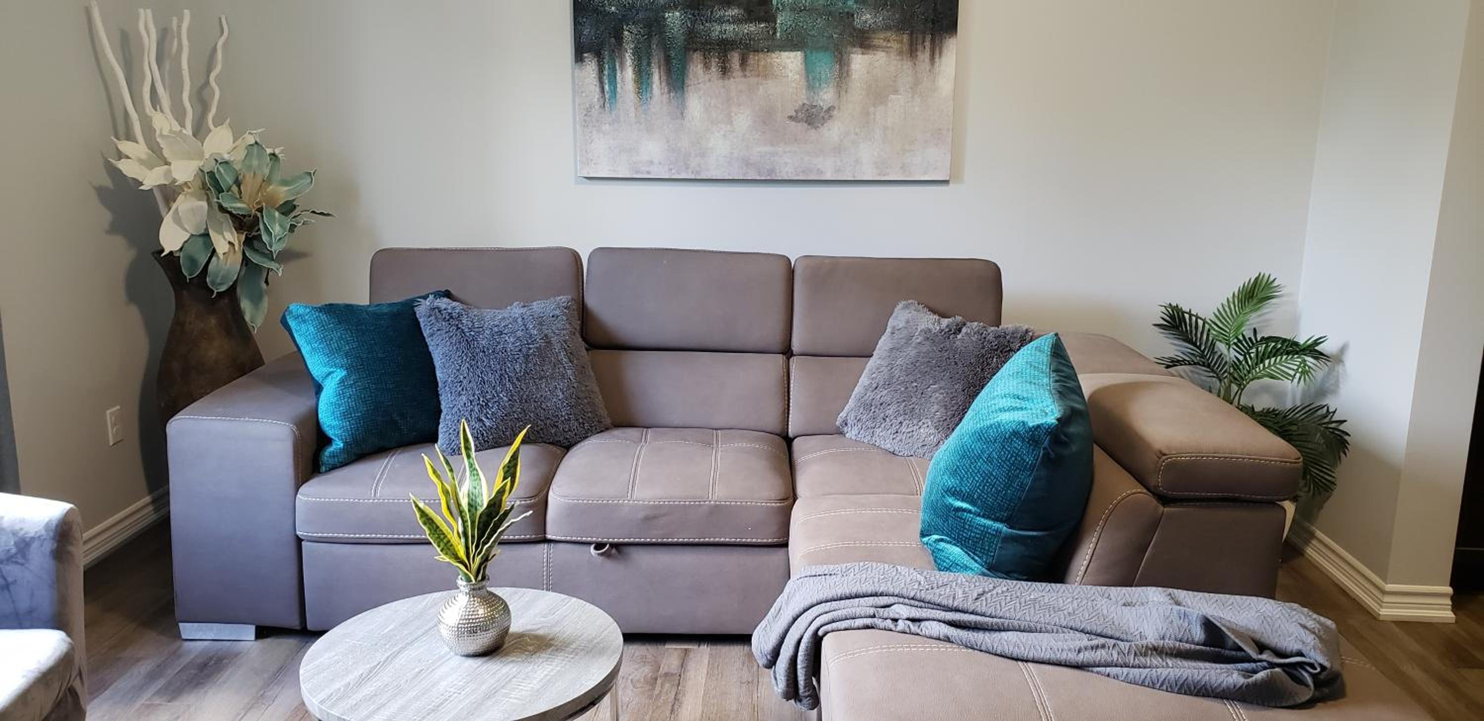 Kitchener Vacations - Stylish 3 Bdrm house- king bed, Netflix, parking - Property Image 1