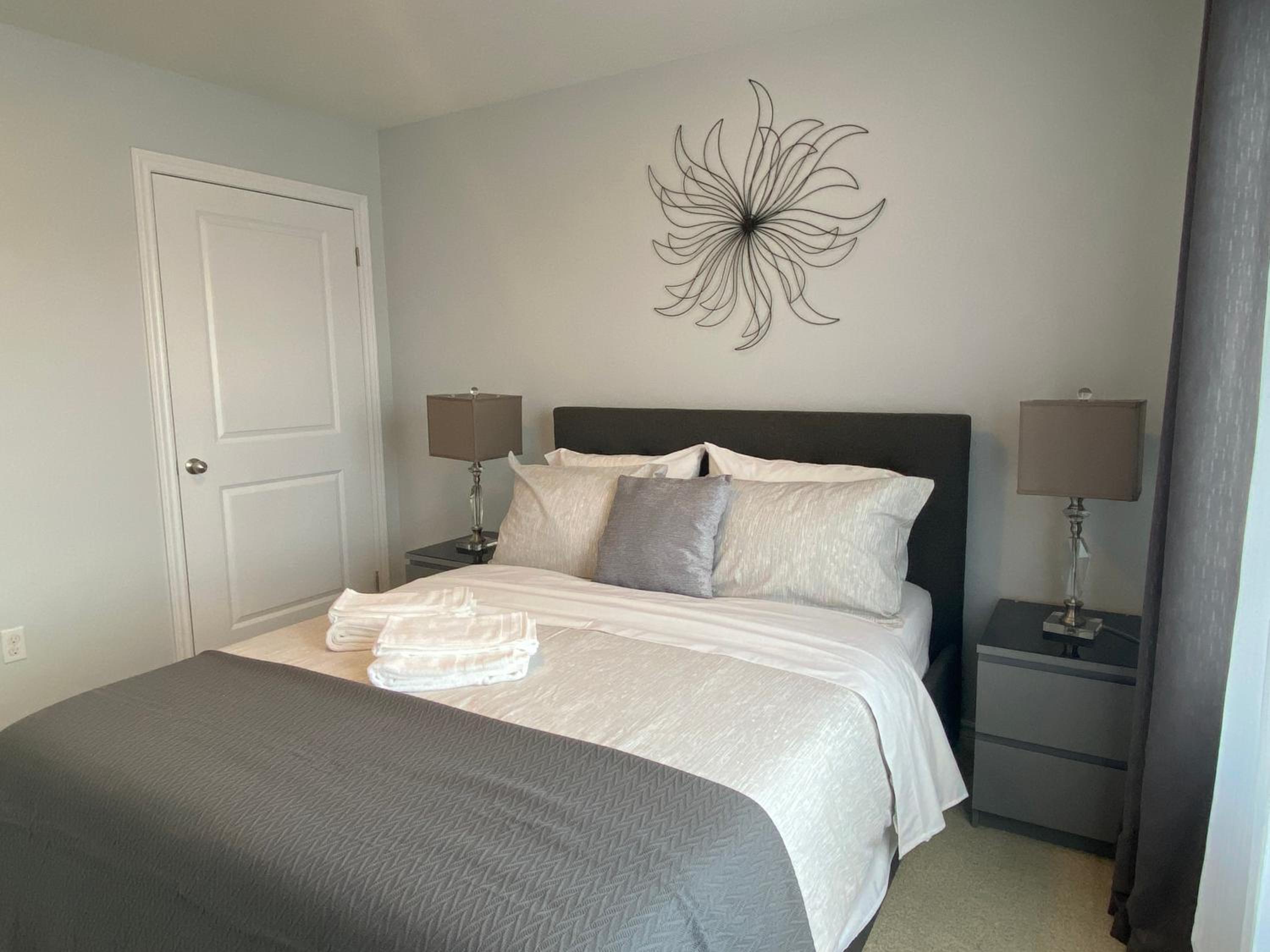 Kitchener Vacations - Stylish 3 Bdrm house- king bed, Netflix, parking - Property Image 2