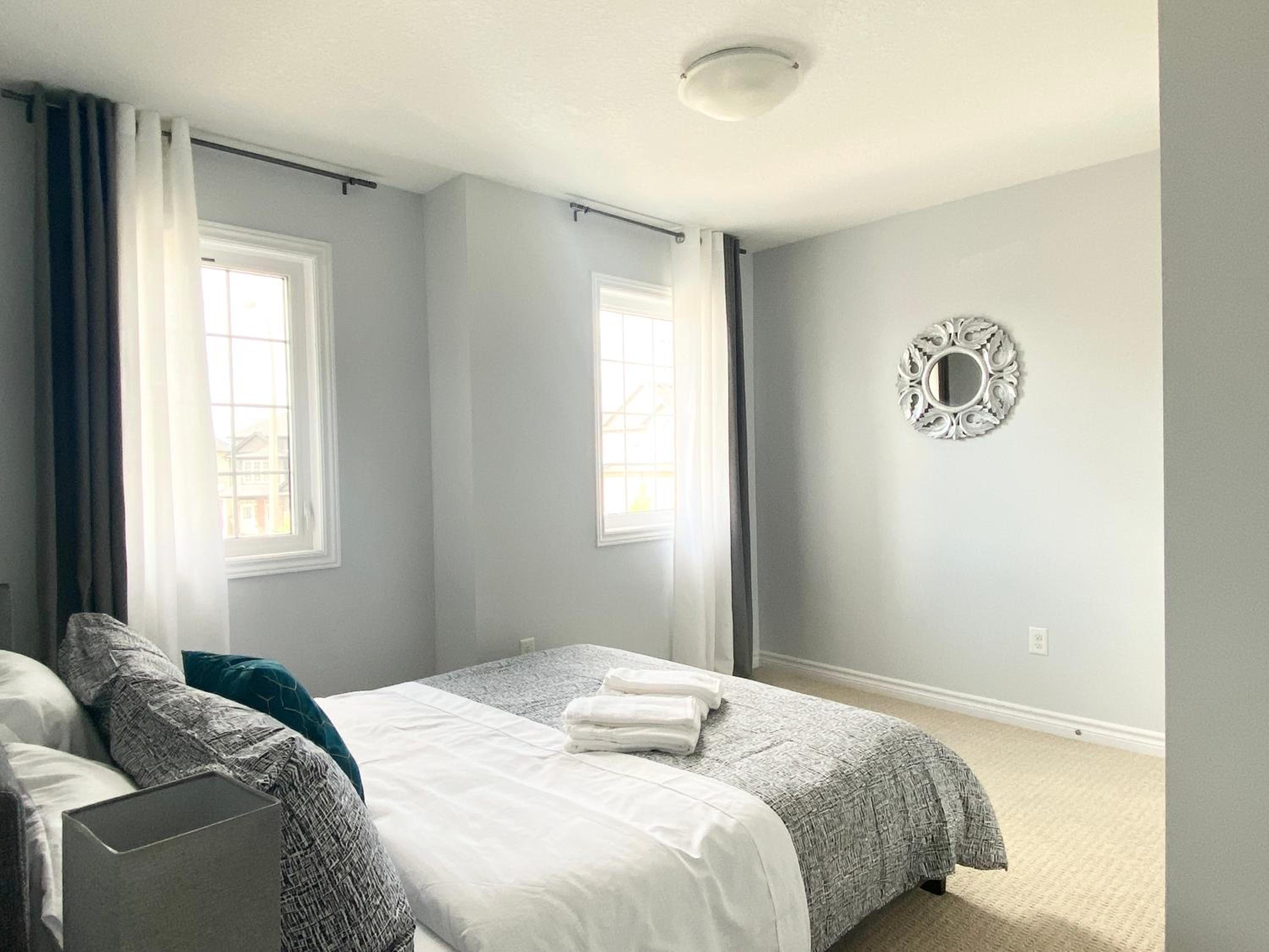 Kitchener Vacations - Stylish 3 Bdrm house- king bed, Netflix, parking - Property Image 10