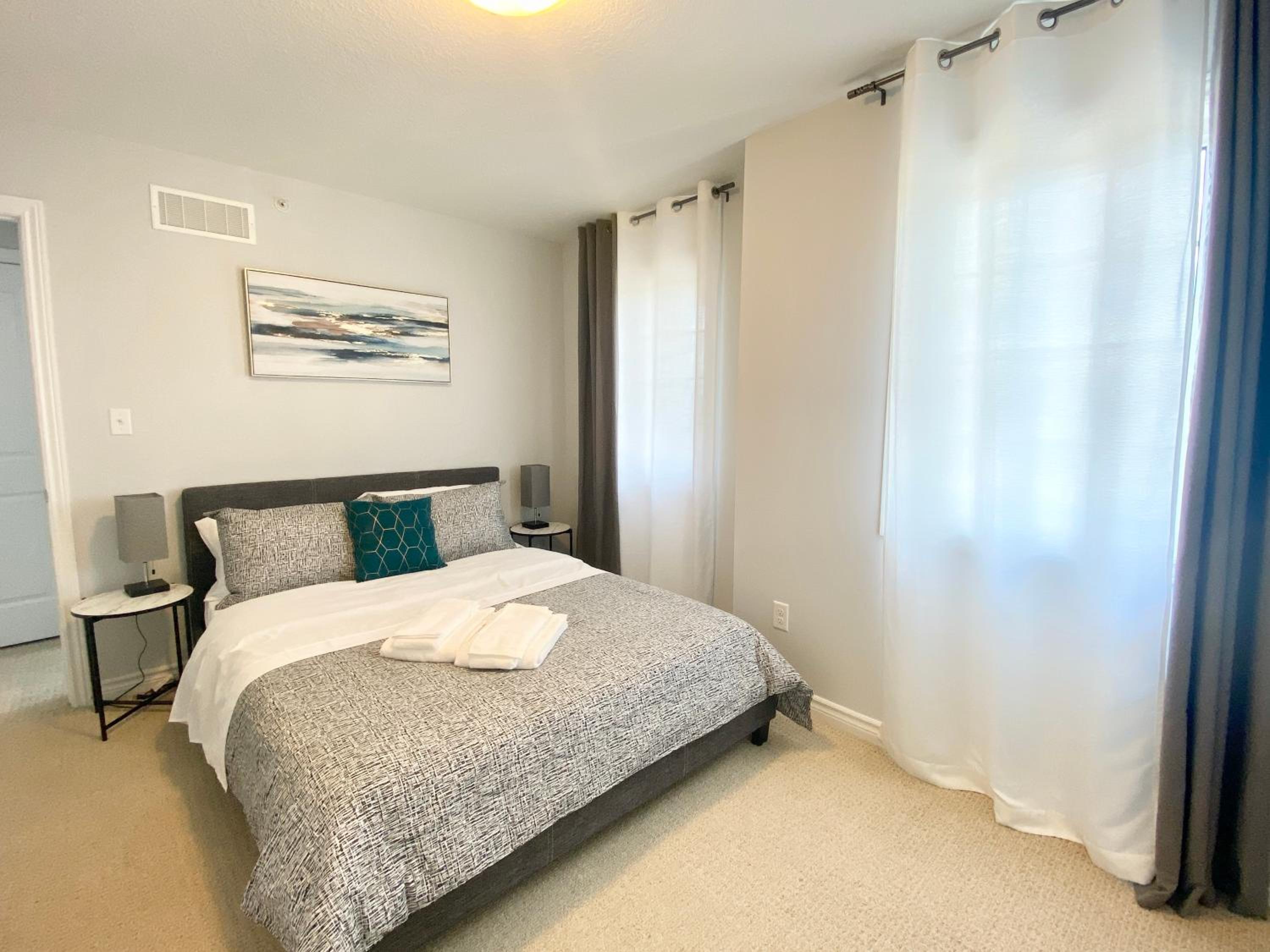 Kitchener Vacations - Stylish 3 Bdrm house- king bed, Netflix, parking - Property Image 9