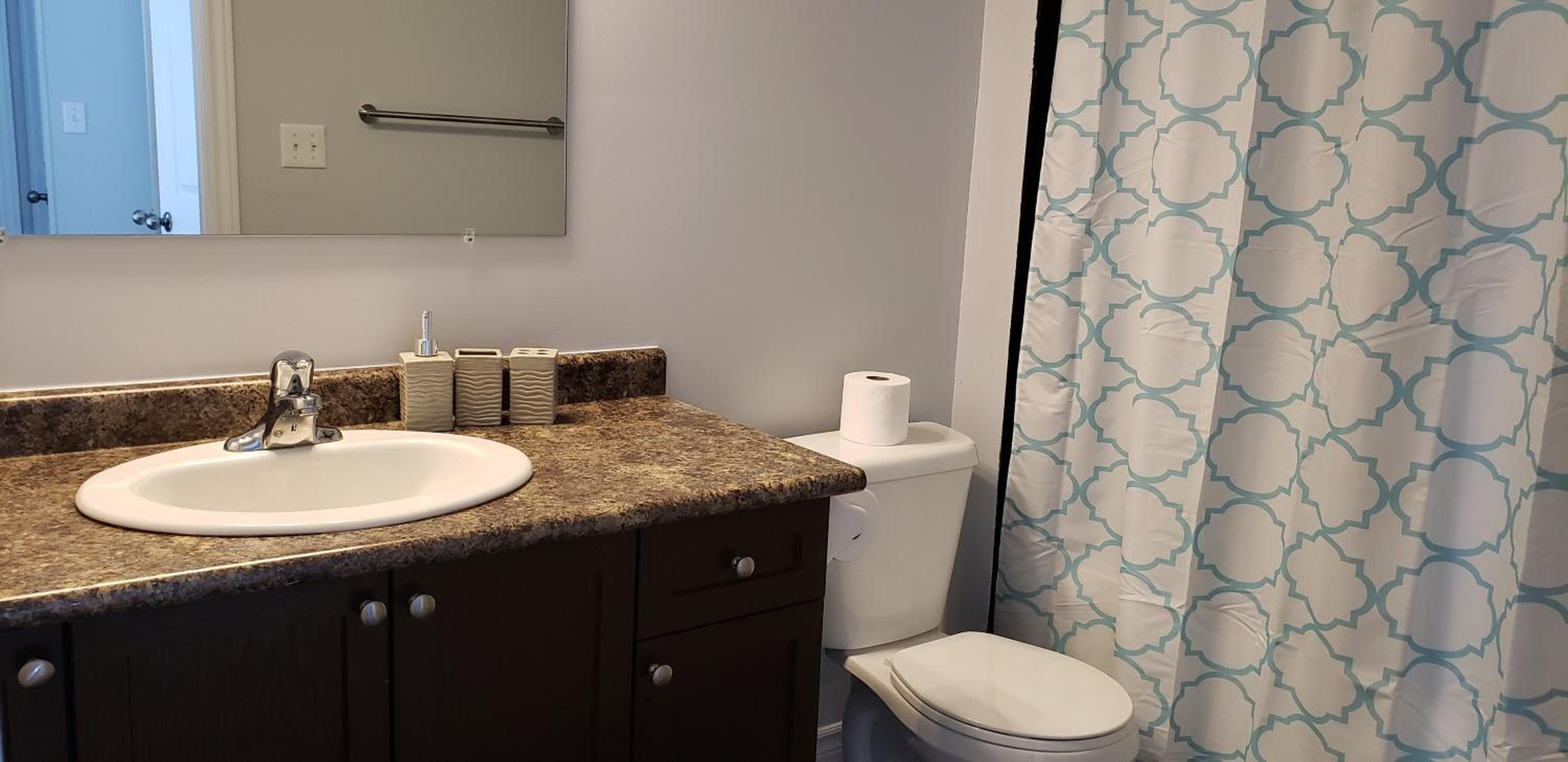 Kitchener Vacations - Stylish 3 Bdrm house- king bed, Netflix, parking - Property Image 8