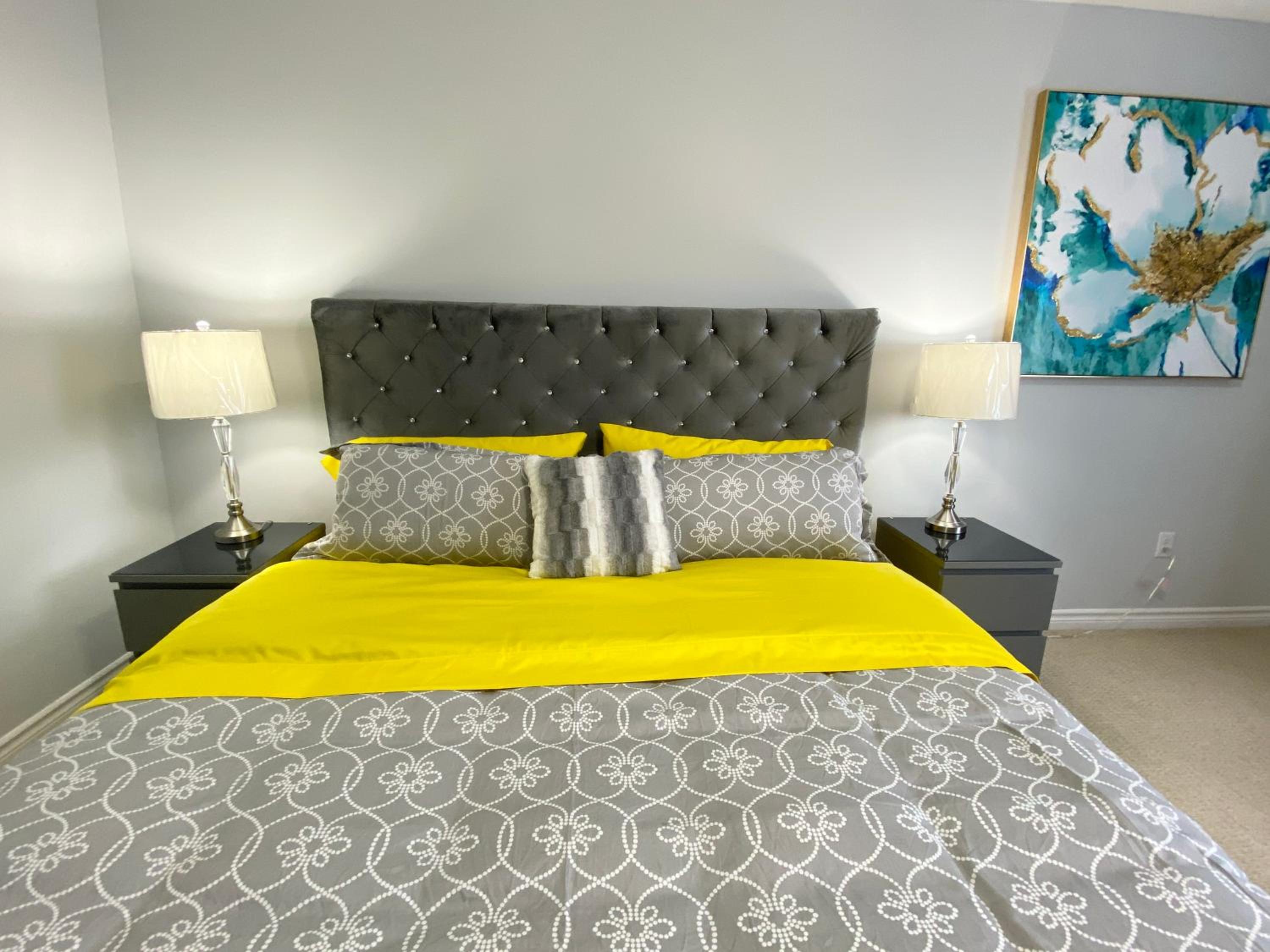 Kitchener Vacations - Stylish 3 Bdrm house- king bed, Netflix, parking - Property Image 16