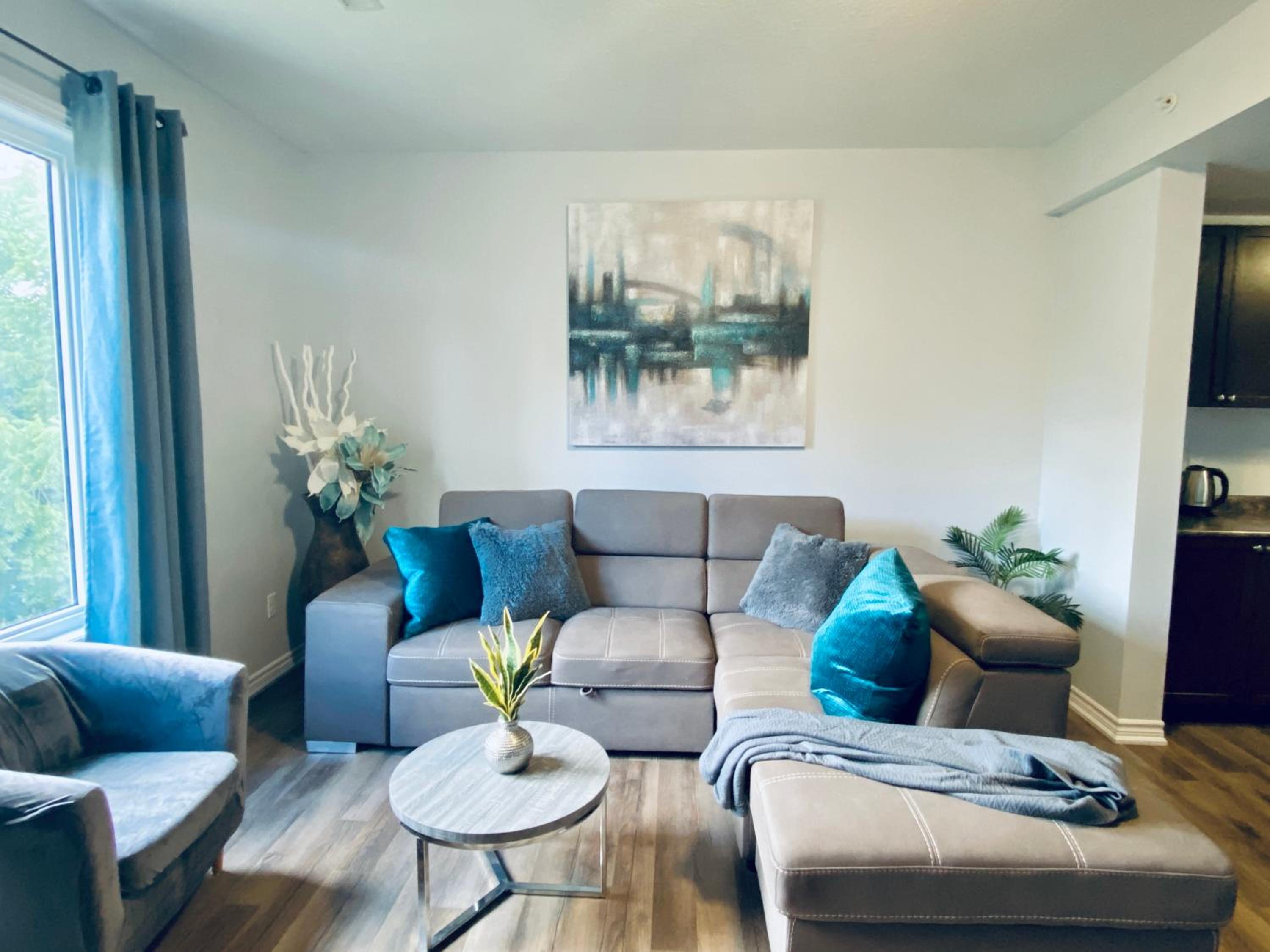 Kitchener Vacations - Stylish 3 Bdrm house- king bed, Netflix, parking - Property Image 12