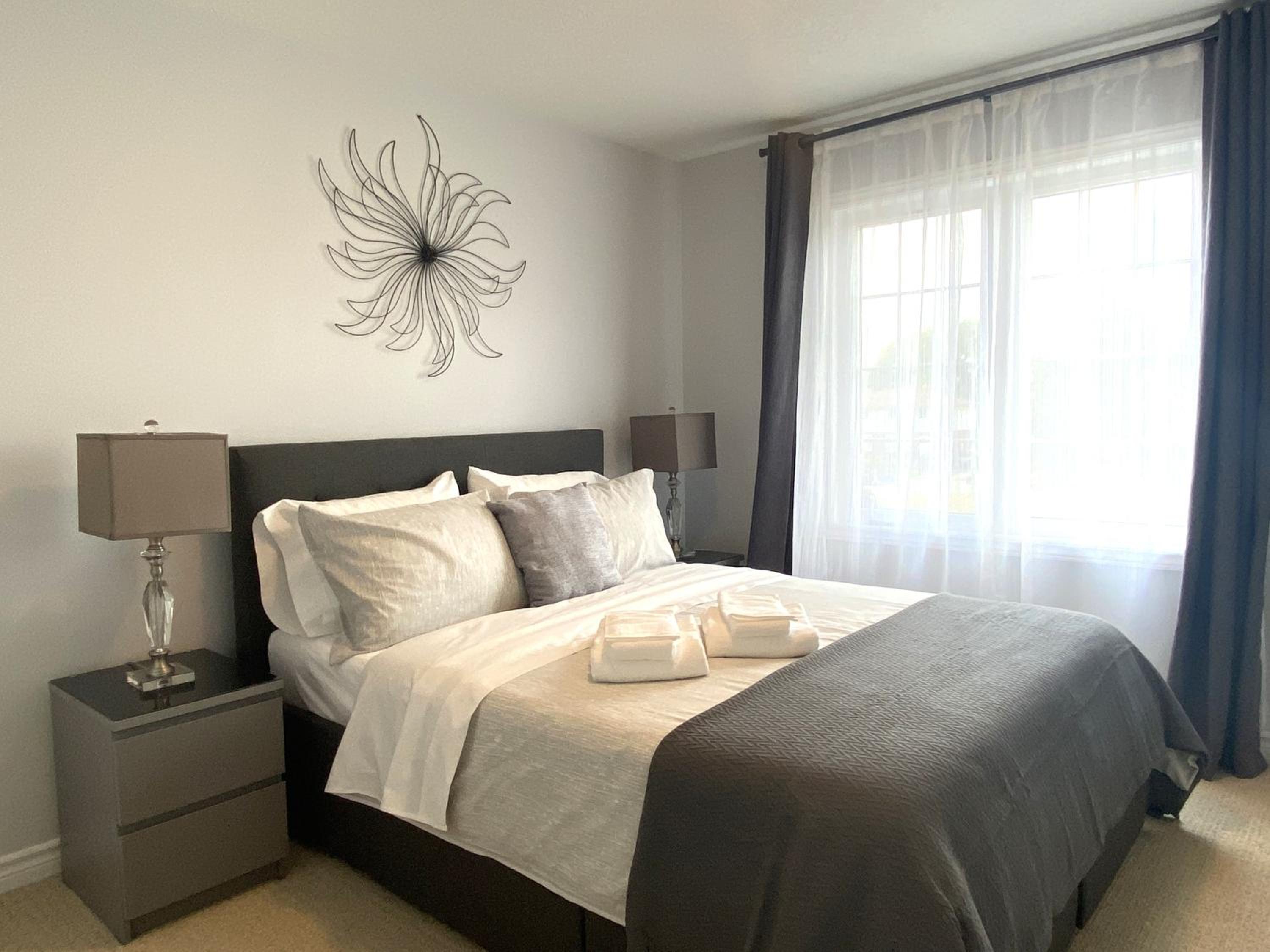 Kitchener Vacations - Stylish 3 Bdrm house- king bed, Netflix, parking - Property Image 11
