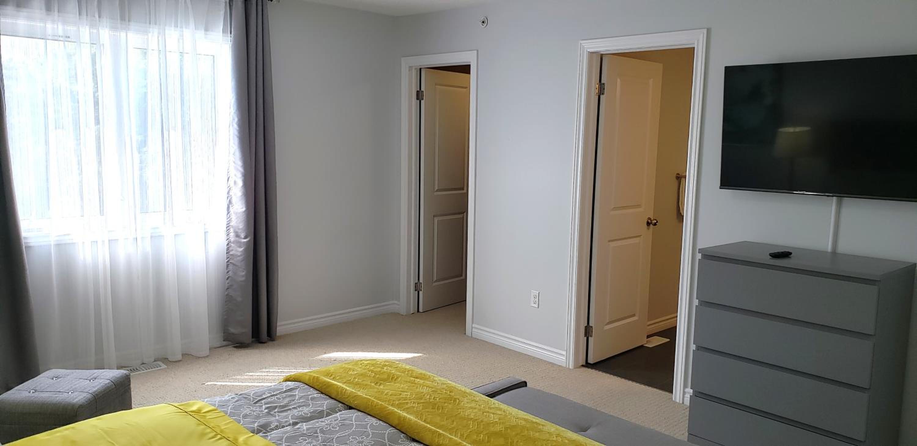 Kitchener Vacations - Stylish 3 Bdrm house- king bed, Netflix, parking - Property Image 15