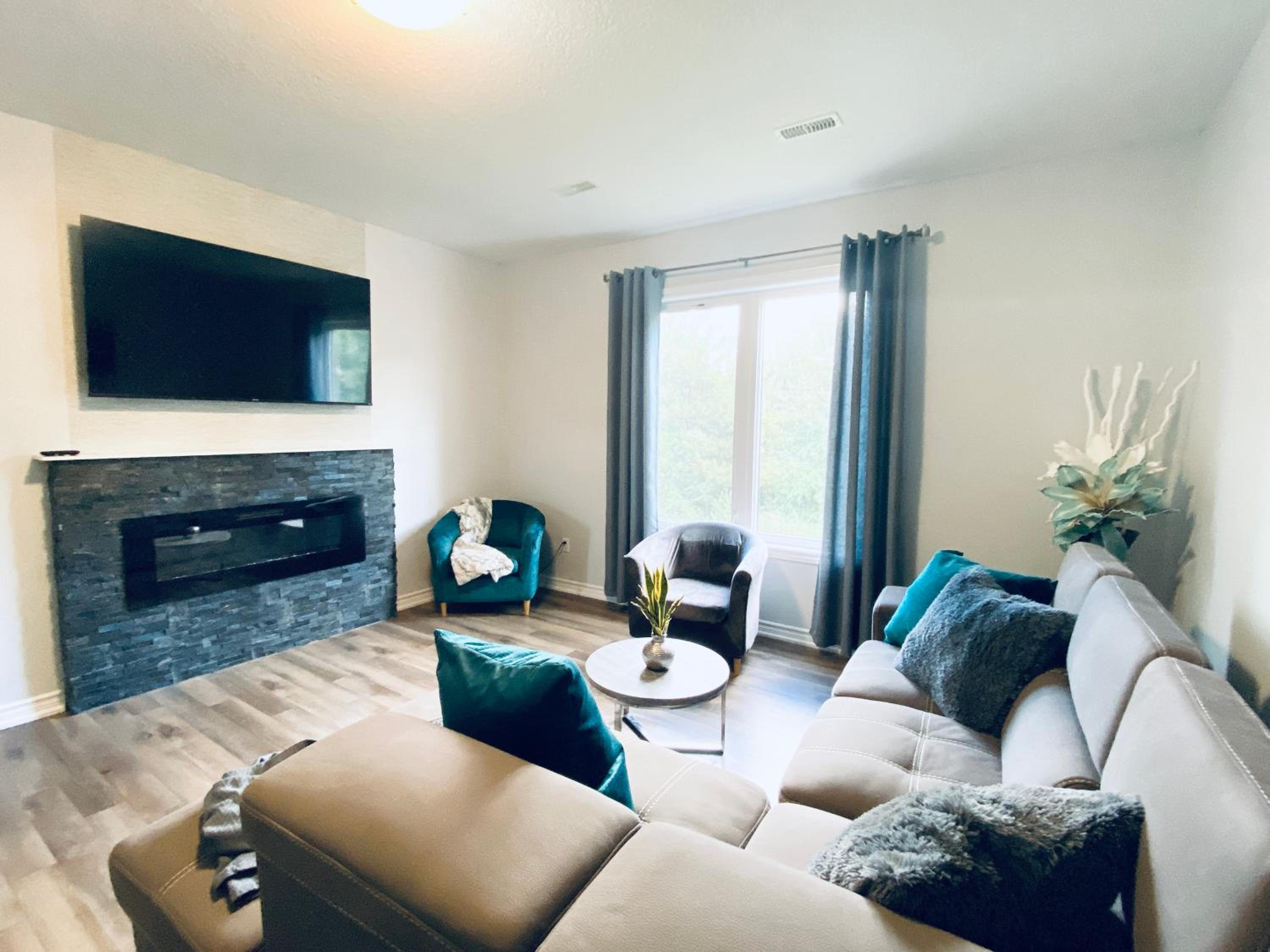 Kitchener Vacations - Stylish 3 Bdrm house- king bed, Netflix, parking - Property Image 22