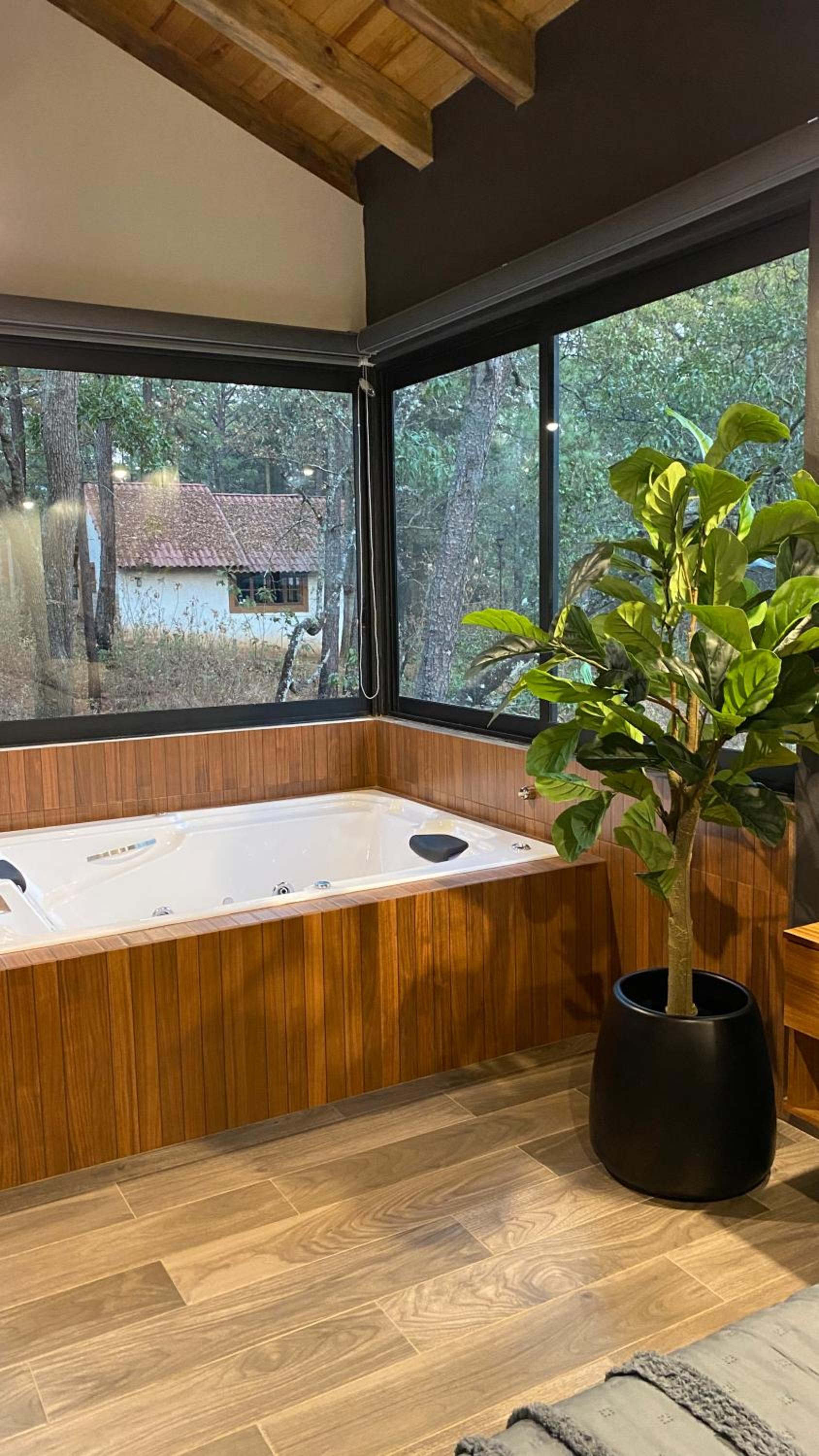Cabaña de lujo 2 habitaciones con Jacuzzi Dentro del Bosque a 10 min del Pueblo view 4
