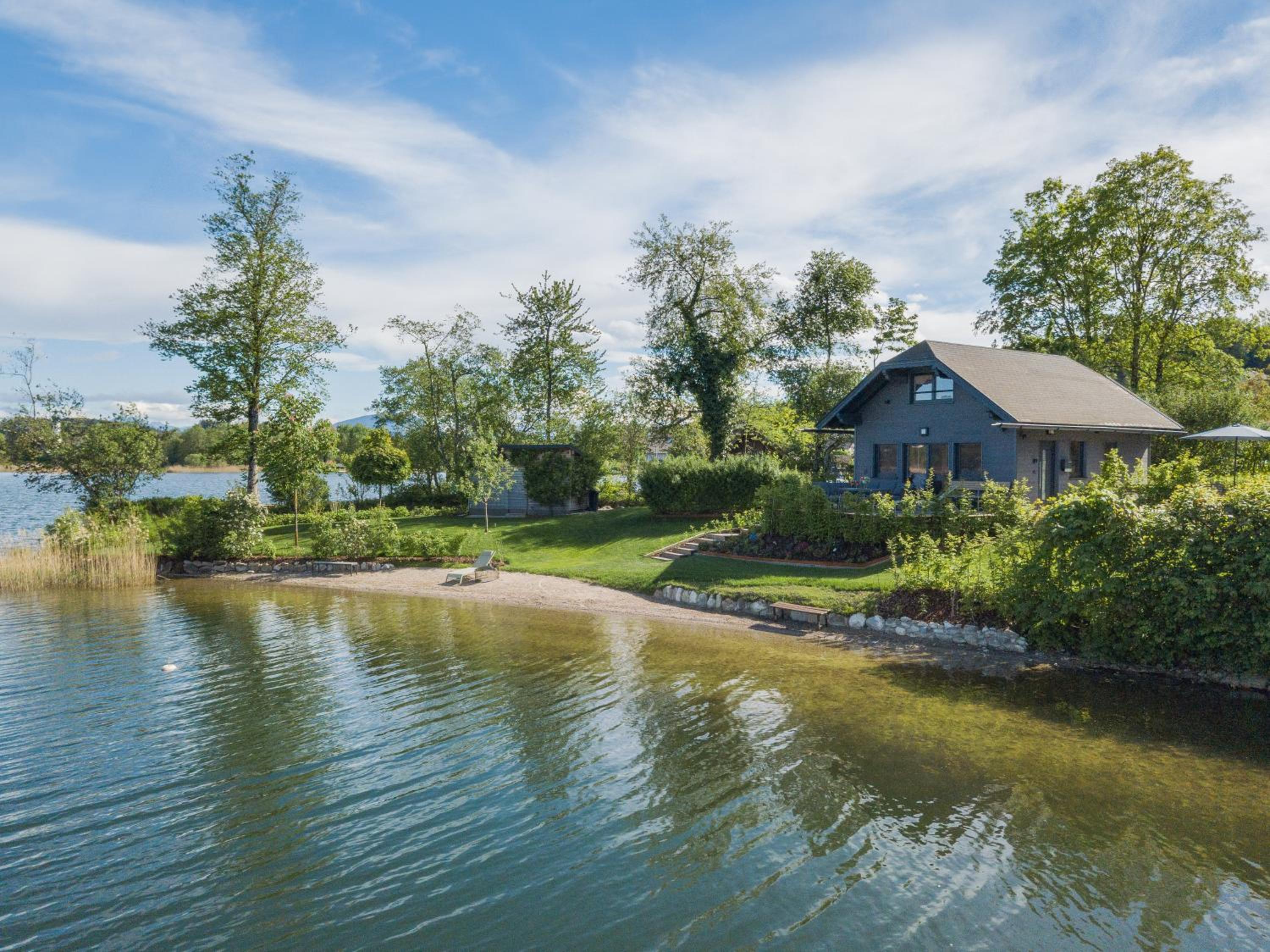 Exklusives Seehaus LAKEHOUSE in Bestlage mit privaten Sandstrand und eigenem Boot und SUP