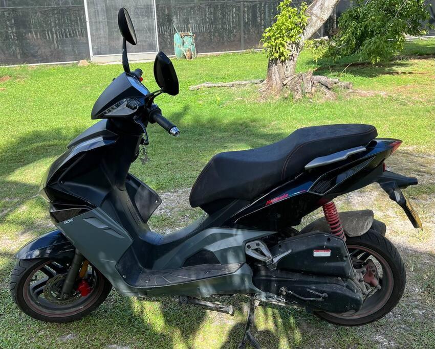 Tiny house avec scooter