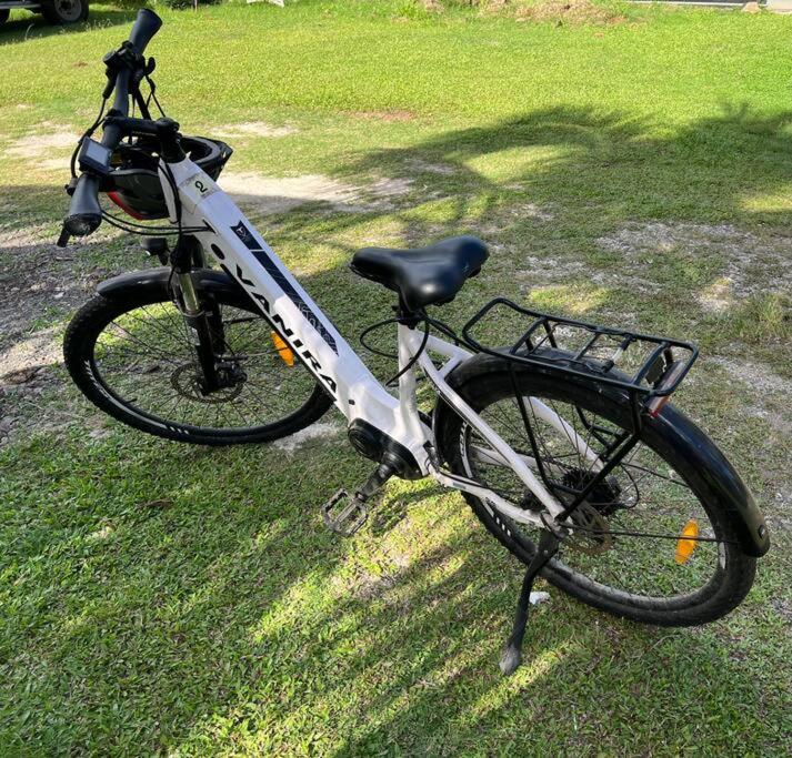 Tiny house et un vélo à assistance électrique (VAE)