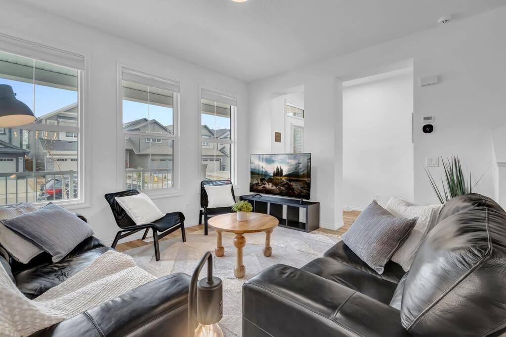 LovelyHome-Foosball-NearAirport-5 Queen Beds -Air conditioning