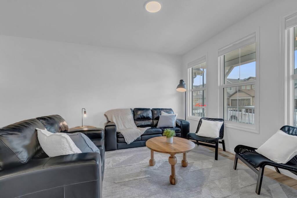 LovelyHome-Foosball-NearAirport-5 Queen Beds -Air conditioning