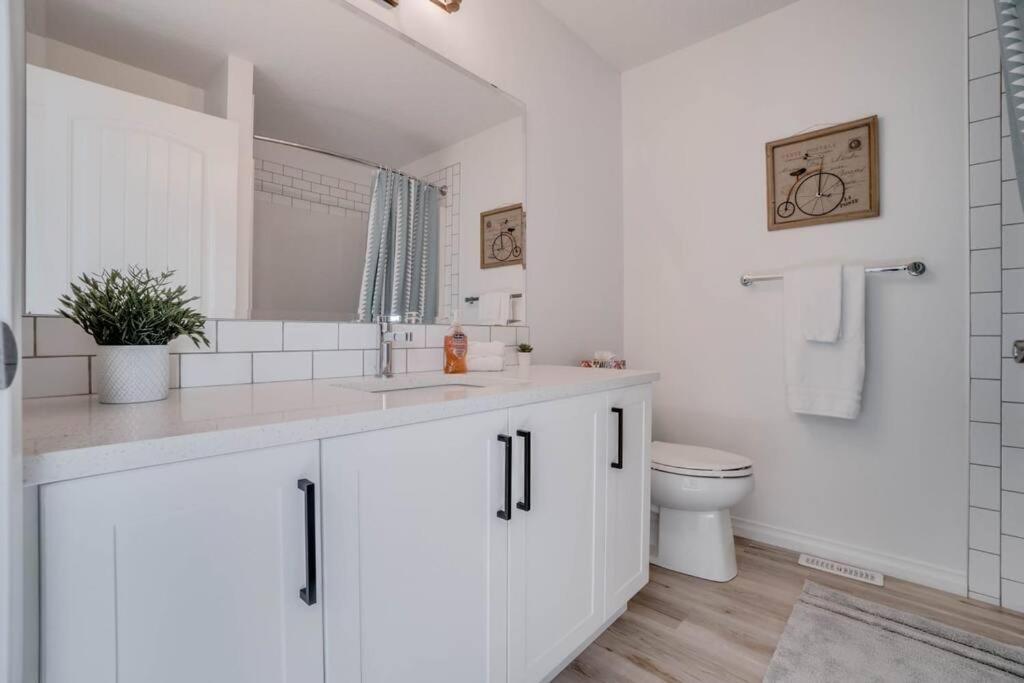 LovelyHome-Foosball-NearAirport-5 Queen Beds -Air conditioning