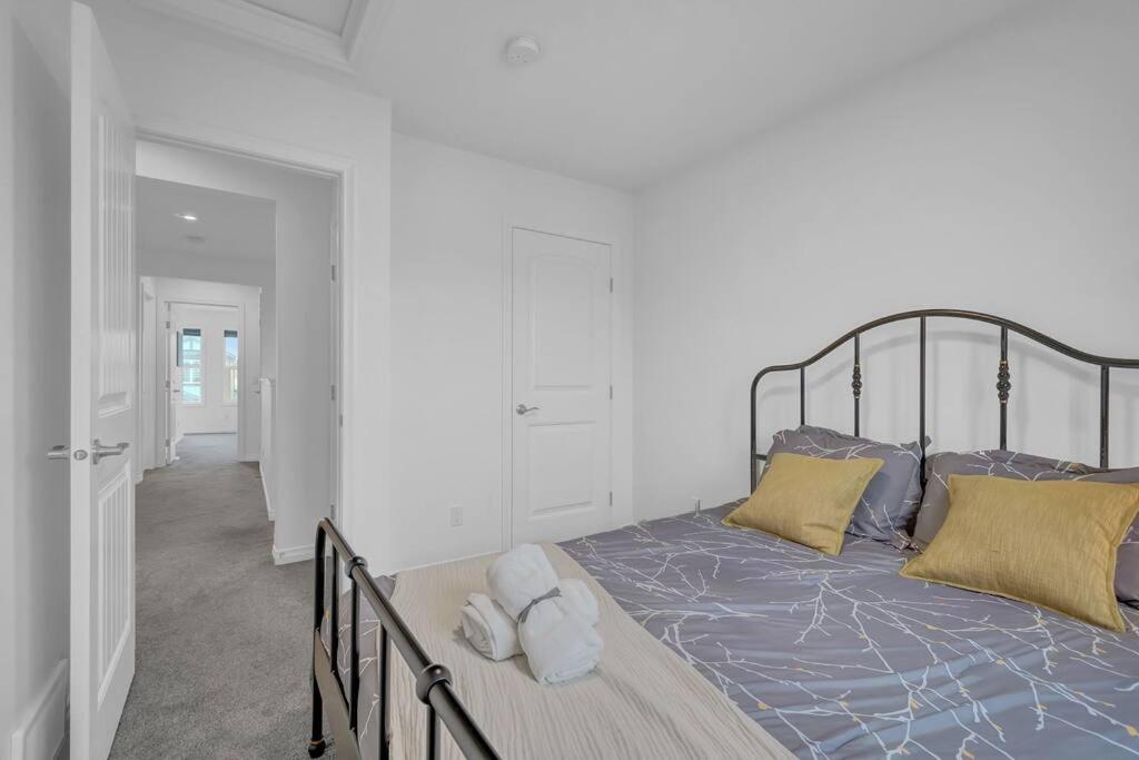 LovelyHome-Foosball-NearAirport-5 Queen Beds -Air conditioning