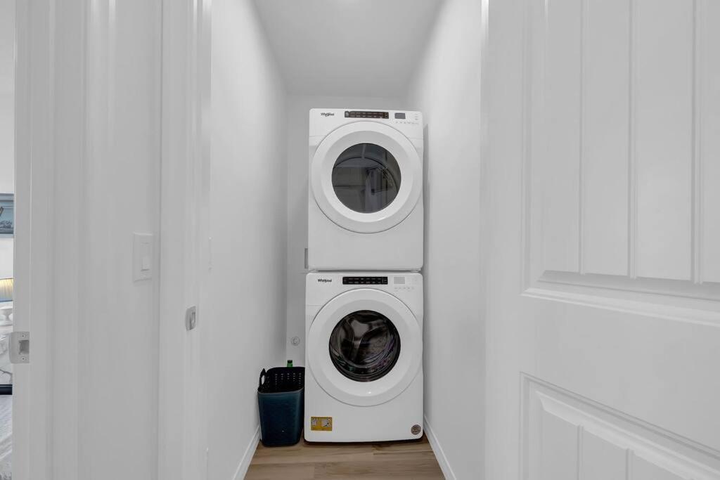 LovelyHome-Foosball-NearAirport-5 Queen Beds -Air conditioning