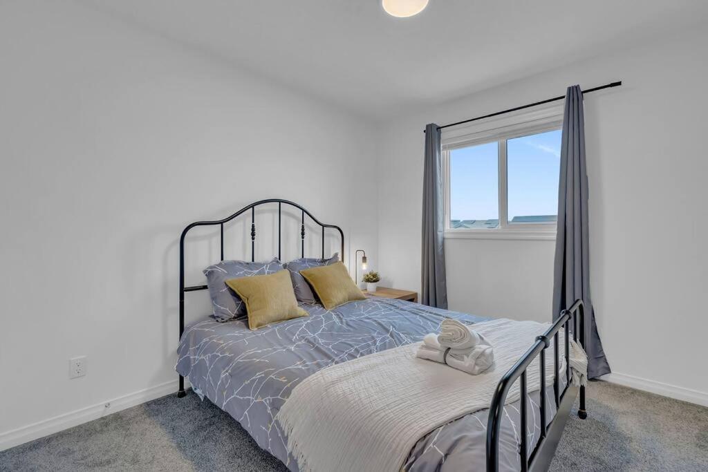 LovelyHome-Foosball-NearAirport-5 Queen Beds -Air conditioning