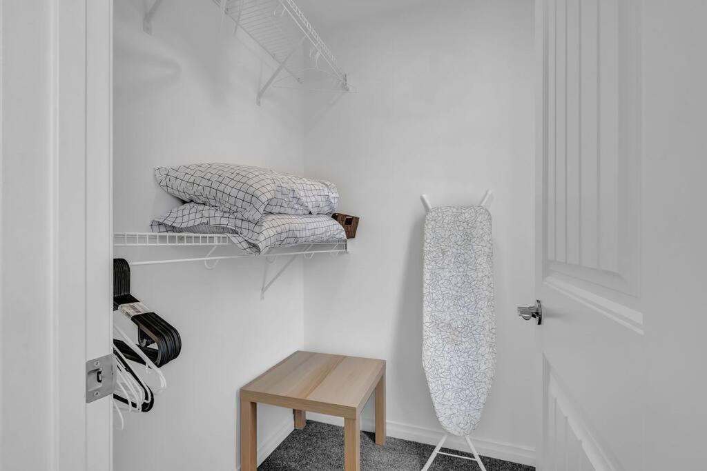 LovelyHome-Foosball-NearAirport-5 Queen Beds -Air conditioning