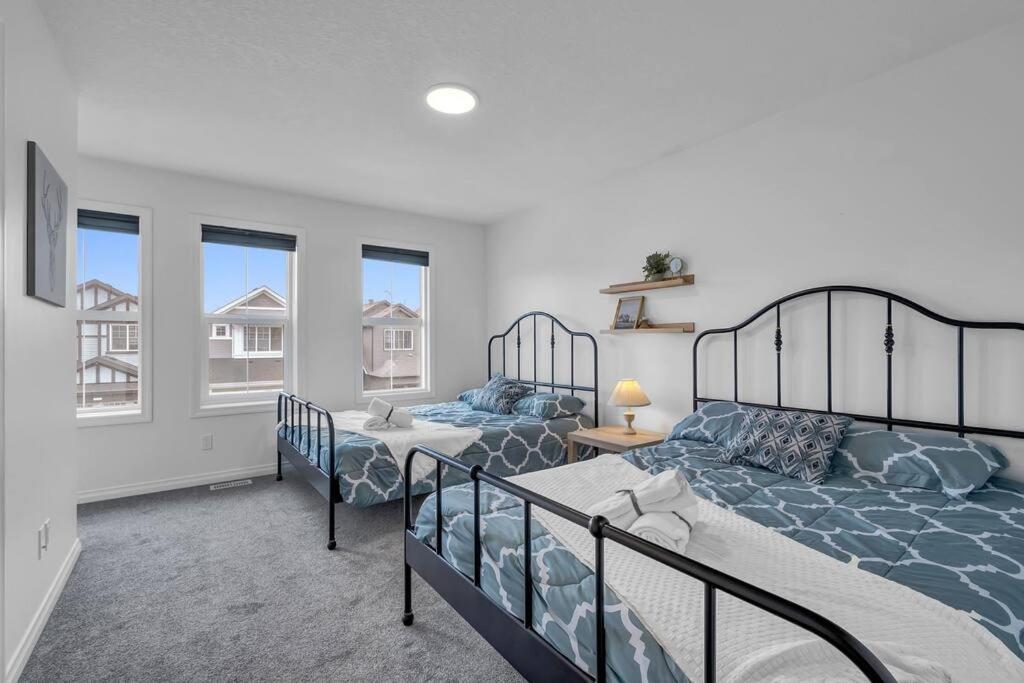 LovelyHome-Foosball-NearAirport-5 Queen Beds -Air conditioning