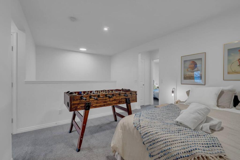 LovelyHome-Foosball-NearAirport-5 Queen Beds -Air conditioning