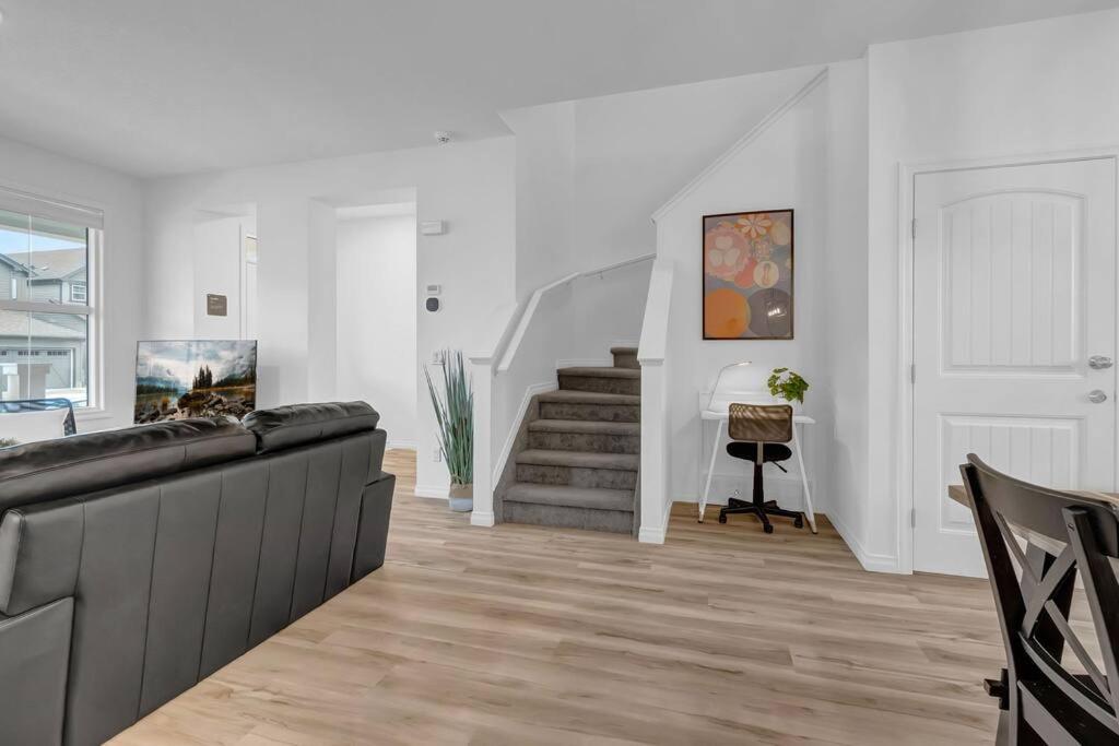 LovelyHome-Foosball-NearAirport-5 Queen Beds -Air conditioning