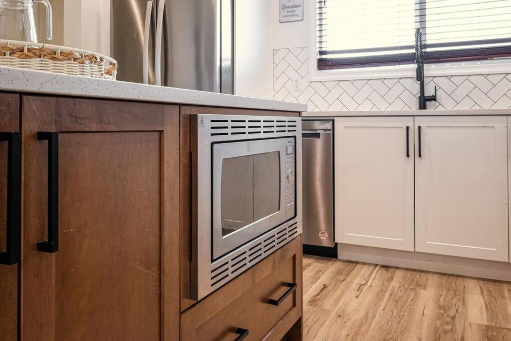 LovelyHome-Foosball-NearAirport-5 Queen Beds -Air conditioning
