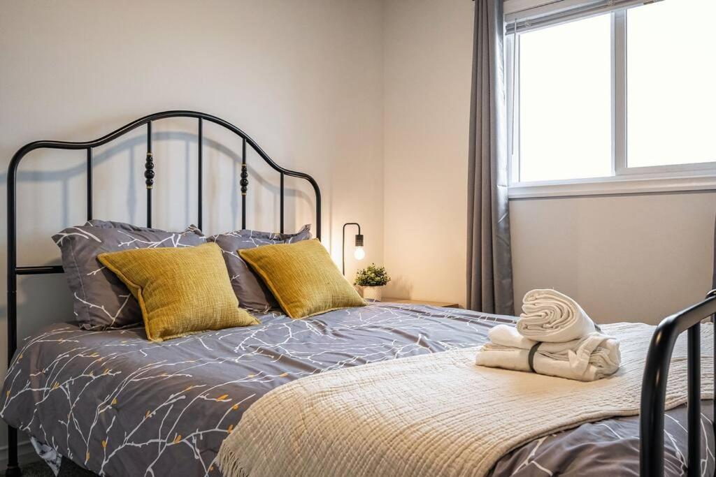 LovelyHome-Foosball-NearAirport-5 Queen Beds -Air conditioning
