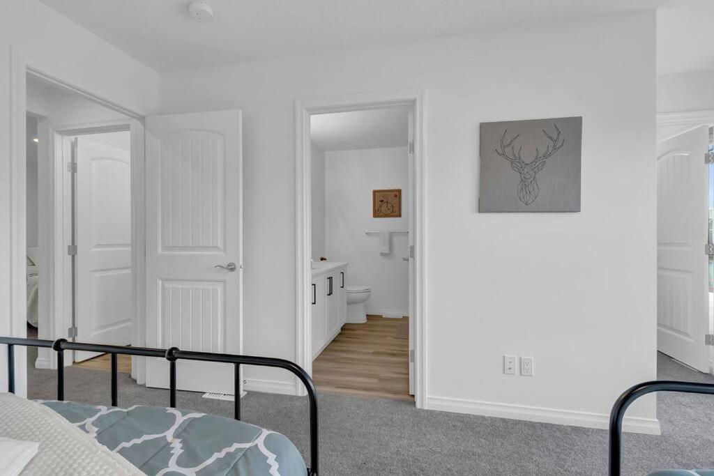 LovelyHome-Foosball-NearAirport-5 Queen Beds -Air conditioning