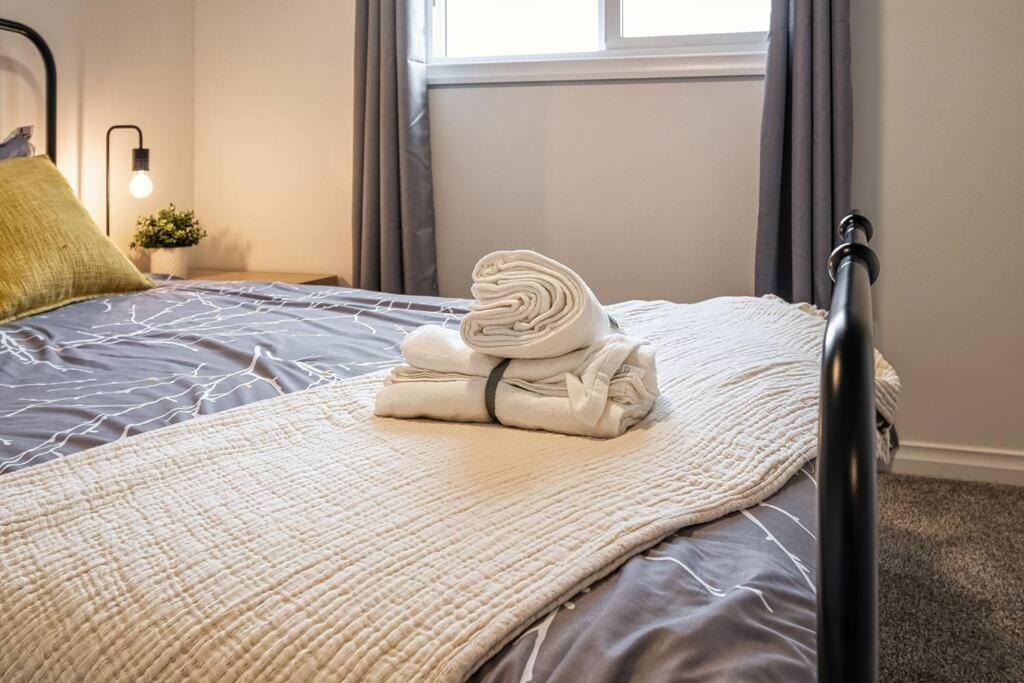 LovelyHome-Foosball-NearAirport-5 Queen Beds -Air conditioning