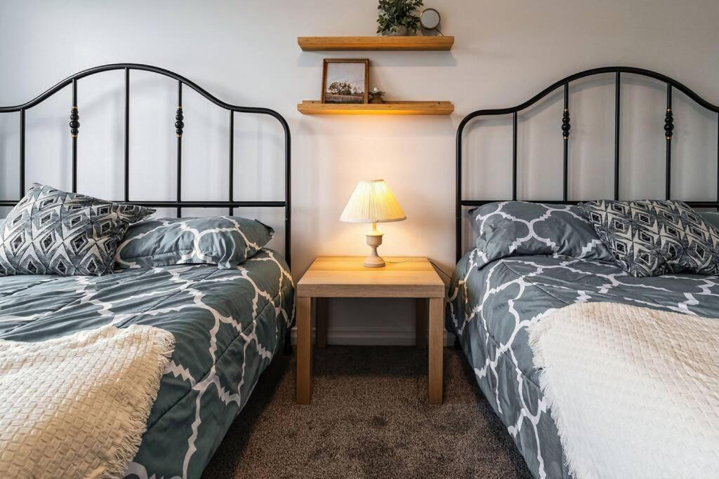 LovelyHome-Foosball-NearAirport-5 Queen Beds -Air conditioning