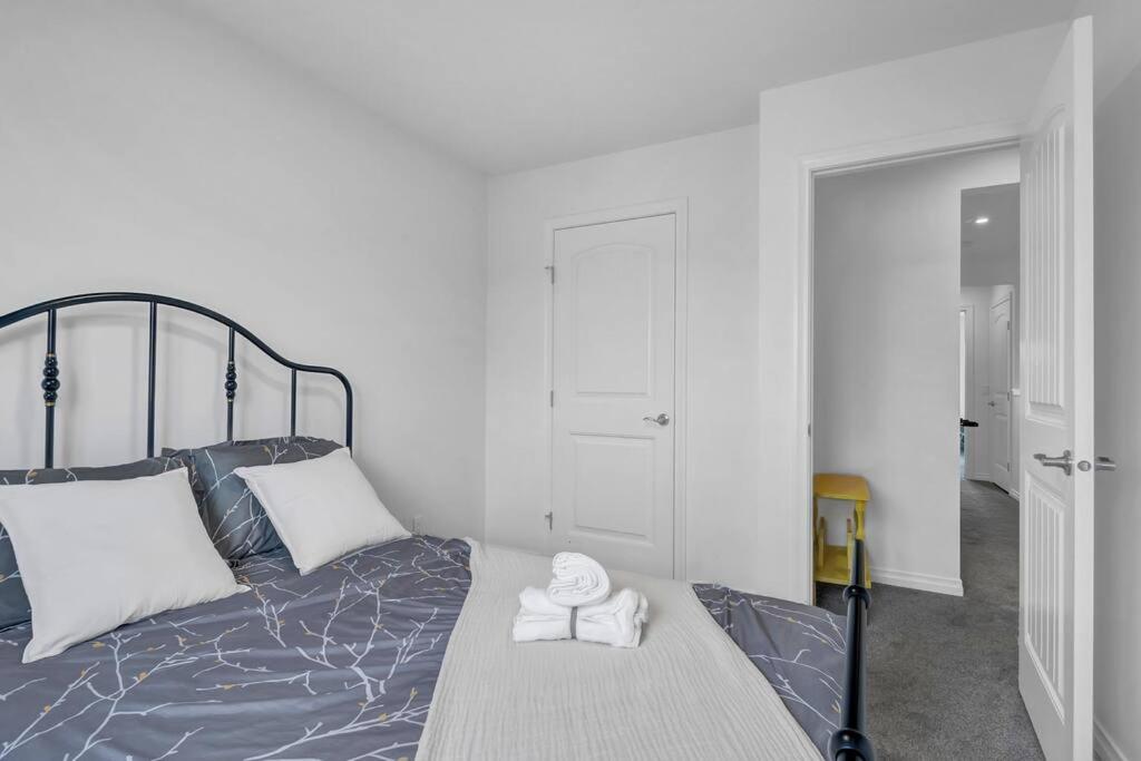 LovelyHome-Foosball-NearAirport-5 Queen Beds -Air conditioning