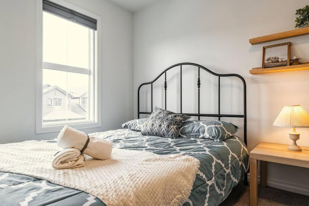 LovelyHome-Foosball-NearAirport-5 Queen Beds -Air conditioning