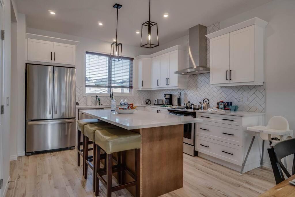 LovelyHome-Foosball-NearAirport-5 Queen Beds -Air conditioning