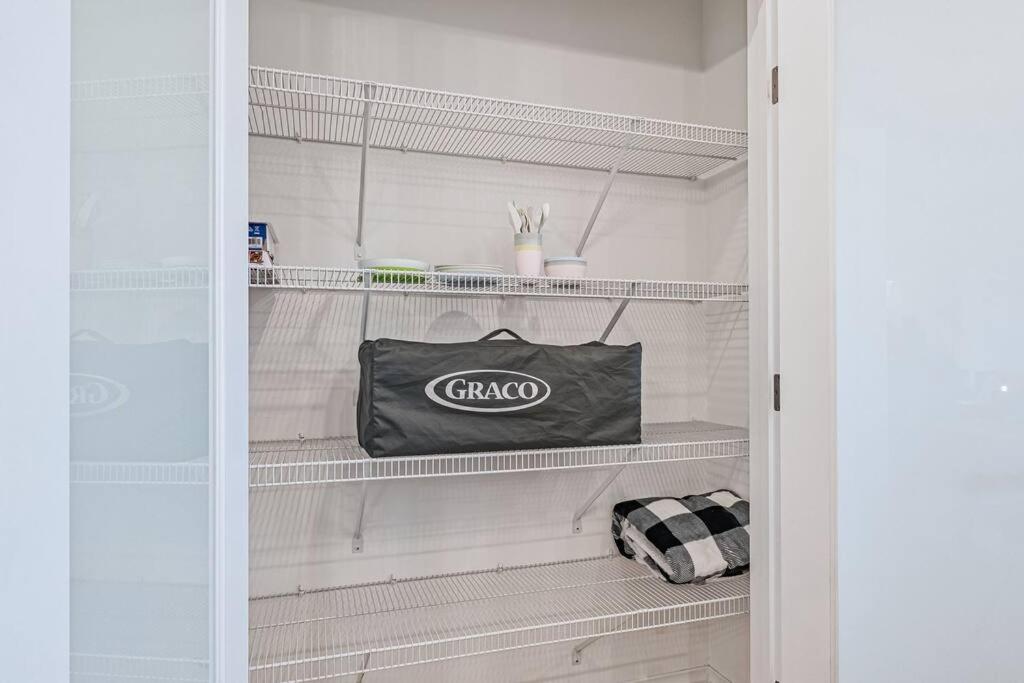 LovelyHome-Foosball-NearAirport-5 Queen Beds -Air conditioning