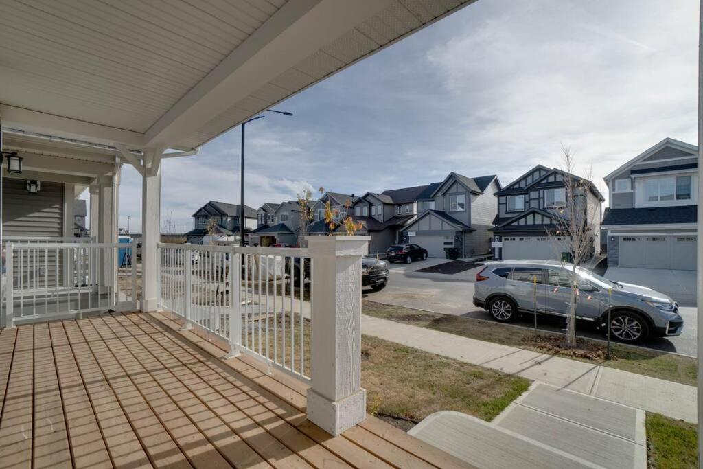 LovelyHome-Foosball-NearAirport-5 Queen Beds -Air conditioning