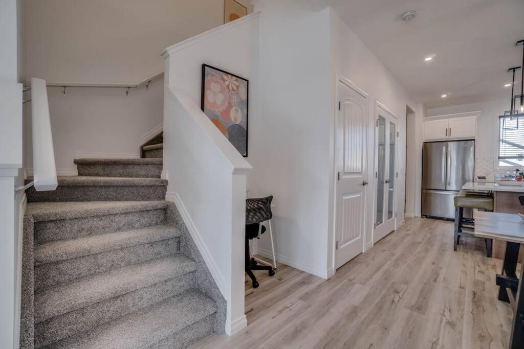 LovelyHome-Foosball-NearAirport-5 Queen Beds -Air conditioning