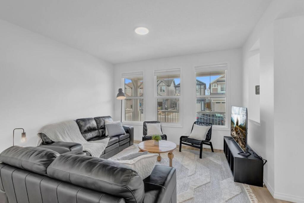 LovelyHome-Foosball-NearAirport-5 Queen Beds -Air conditioning